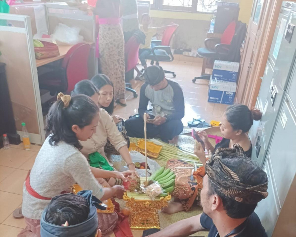 Gotong Royong Pegawai Dalam Rangka Persiapan Piodalan Di Padmasana